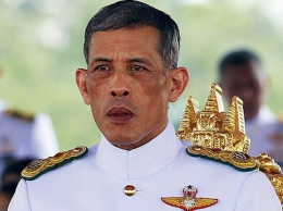 Не могут "выгнать" из страны": король Таиланда всю пандемию правит из отеля в Германии