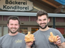 Немецкие кондитеры придумали пончики в виде среднего пальца (фото)
