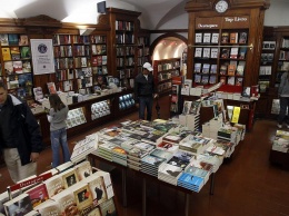 Решение закрыть книжные магазины из-за пандемии вызвало волну негодования в Европе