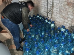 В Киеве накрыли подпольный цех, где выгнали и разлили по баклажкам более 2 тонн спирта