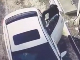 В России женщина залила бензин прямо в салон авто и поплатились жизнью: видео