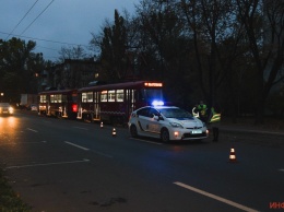 В Днепре на проспекте Хмельницкого ВАЗ сбил девушку: движение трамвая затруднено