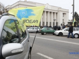 «Евробляхеры» убирают авто из правительственного квартала после разговора с депутатами