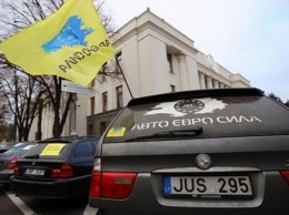 В центре Киева владельцы "евроблях" подрались с полицией, дороги в правительственном квартале перекрыты