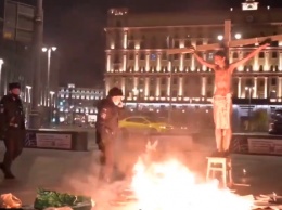 У здания ФСБ в Москве "распяли человека" и сожгли уголовные дела