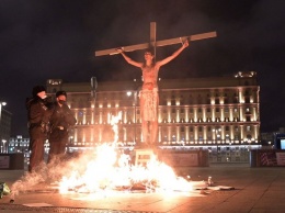 У здания ФСБ в Москве активисты устроили перфоманс с "казнью Христа" в поддержку политзаключенных