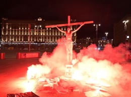 У здания ФСБ в Москве «распяли» и «подожгли» активиста в образе Иисуса Христа (ФОТО)