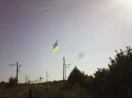 ВСУ подняли в небе над Луганском флаг Украины