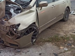 В Харькове автомобиль врезался в остановку, есть пострадавшие
