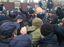 Активисты сквозь полицию прорываются к дому главы КС