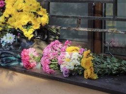 Прощание со Жванецким: одесситы несут цветы к местам, связанным с писателем