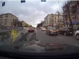 В Харькове водитель на скорости снес четырех пешеходов на островке безопасности: видео момента