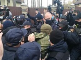Стычки активистов с полицией у дома главы КСУ: появилось ВИДЕО