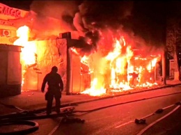 На Толбухина дотла сгорел павильон с фаст-фудом, повреждены соседние магазины и газетный киоск