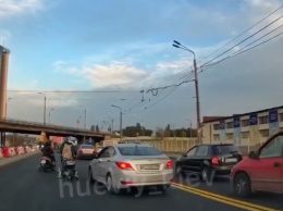 В Киеве подростки на мотоциклах напали на авто: залили лицо водителя газом, ВИДЕО
