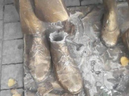 В Запорожье вандалы оторвали ногу у бронзовой скульптуры