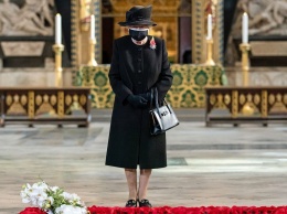 Королева Елизавета II впервые с начала пандемии появилась на публике в защитной маске (ФОТО)