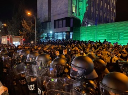 В Тбилиси полиция применила водометы против протестующих