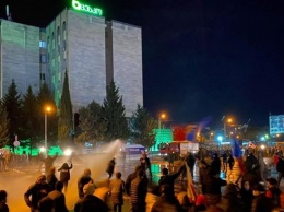 В Тбилиси протестующих разгоняли водометами