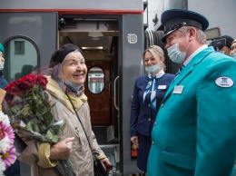 В Симферополе торжественно встретили ветерана ВОВ, которая мечтала увидеть Крымский мост