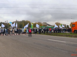 В Днепре десятки людей перекрыли Криворожское шоссе: что происходит