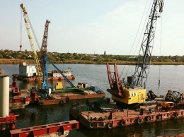 На Днепропетровщине восстанавливают разрушенный мост (фото)