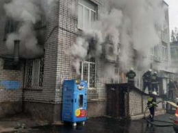 В Днепре на Калиновой горят складские помещения магазина "Ева": видео