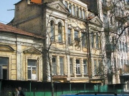 В Киеве семья живет в разваливающемся доме