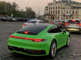 В Киеве заметили роскошный спорткар "ядовитого" цвета - стоит 11 млн: фото