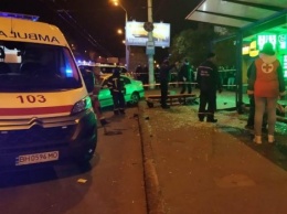В Одессе легковушка влетела в остановку транспорта, пострадали четыре человека