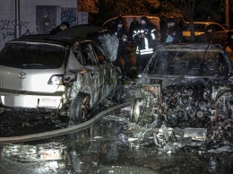 На столичной Троещине сгорело три припаркованных автомобиля: фото