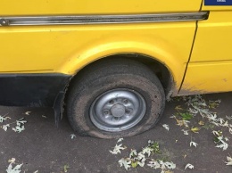В Киеве парень за ночь порезал шины на 50 автомобилях: фото