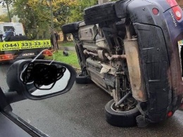 В Киеве эвакуатор забрал авто со стоянки и разбил его, фото