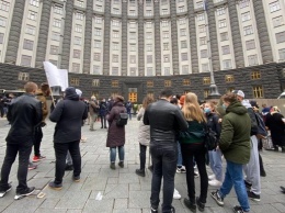 В Киеве протестуют против карантина выходного дня