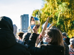 Сотни человек с тарелками и ложками вышли на протест под ОГА в Днепре