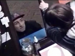 Стащил деньги через окно: в Запорожье мужчина напал на девушку в кофейном киоске