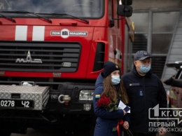 В Кривом Роге наградили спасателей, тушивших пожары в Луганской области