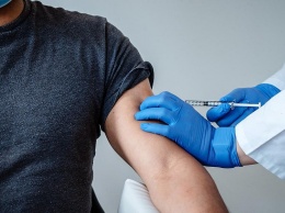 Эксперты осторожно приветствуют новость о завершении испытаний новой вакцины от коронавируса