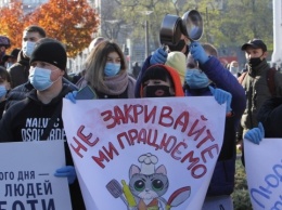 Кастрюли, марши и перекрытие улиц: карантинные протесты прошли в разных городах Украины