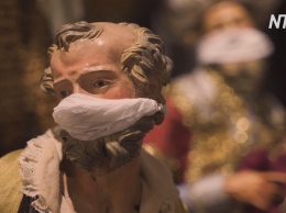Неаполитанский ремесленник создал персонажей вертепа в масках (видео)