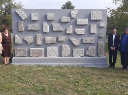 В Дунаевцах открыли мемориал из фрагментов еврейских надгробий