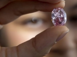 Редкий розовый бриллиант продали на аукционе за $26,6 миллиона