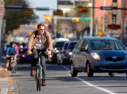 Велосипедисты на полосе для маршруток, пешеходы со светоотражателями и ремень безопасности в такси: Кабмин внес изменения в ПДД