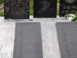 Ничего святого: днепропетровские вандалы дважды за сутки разгромили могилы воинов Второй мировой