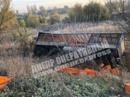 Уснул за рулем: под Днепром грузовик врезался в отбойник и вылетел в кювет