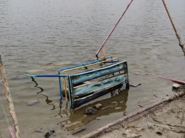 В Ингулецком районе Кривого Рога неизвестные выбросили в водоем качели
