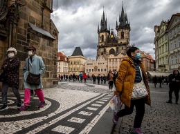 Суд в Праге разрешил горожанам ходить по улице без масок