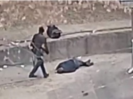 Бесчеловечность зашкаливает: на видео сняли, как в Киеве ограбили мужчину без сознания (видео)