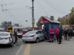 Водителя такси, который сбил людей на остановке в Киеве, арестовали на два месяца