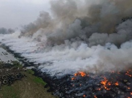 В Польше около 200 пожарных сутки тушат свалку шин